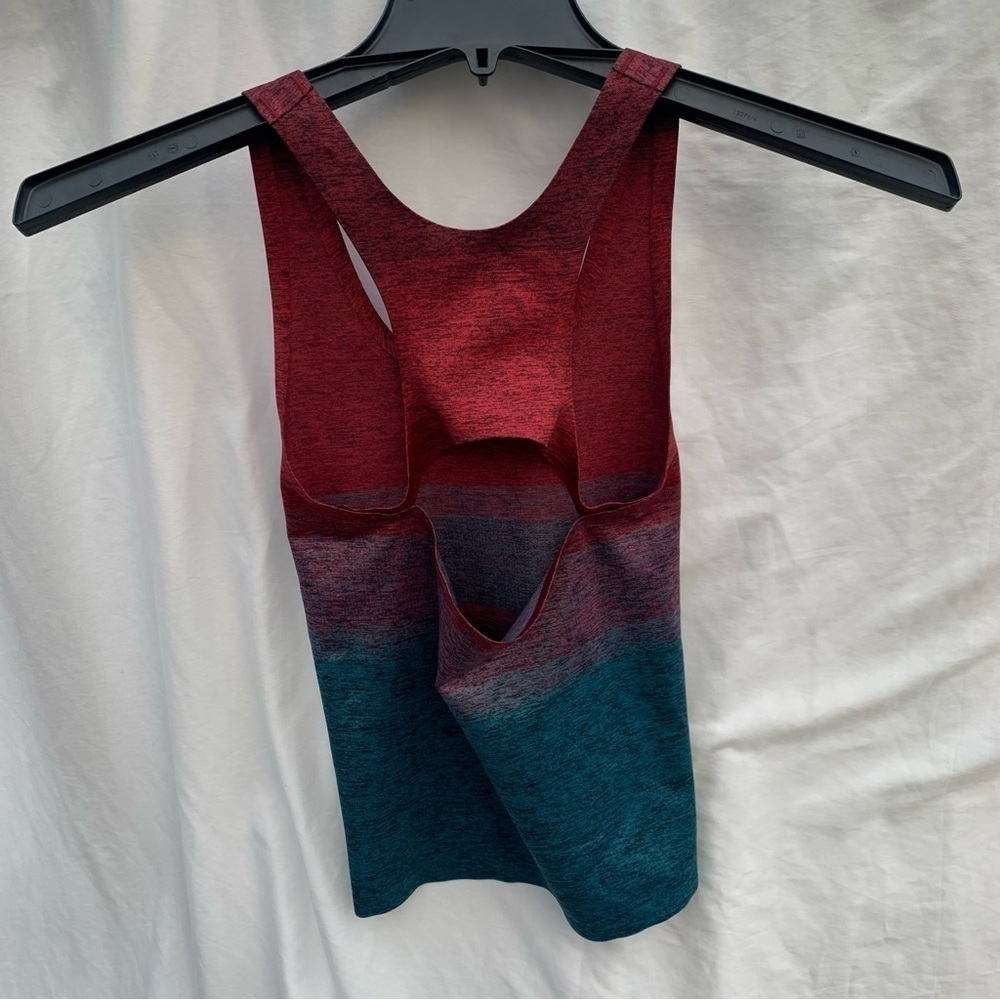 Athleta Relay Tank Top Red Blue Gradient Ombré Athletic Gym Cycling Size XS - Picture 4 of 6